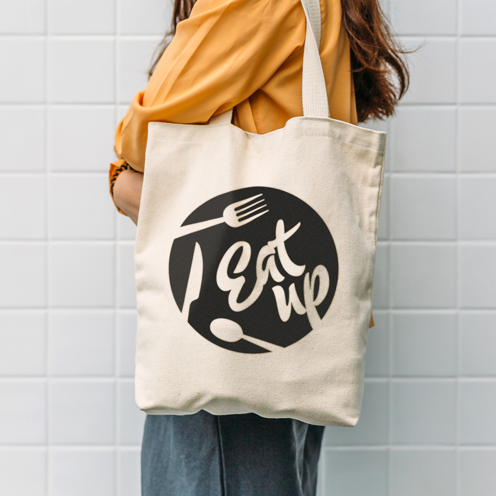Logo Eat Up na materiałowej torbie