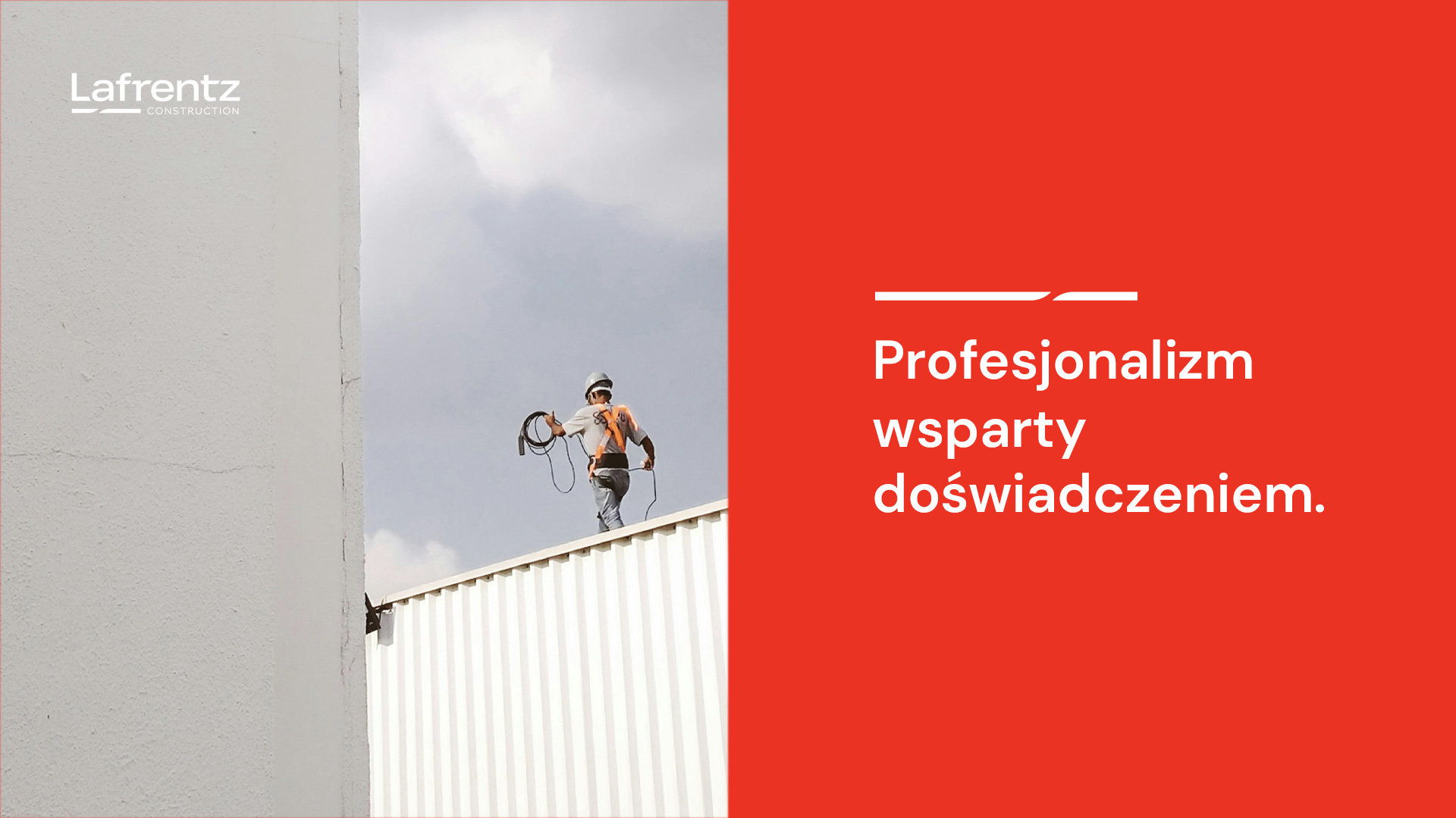 po lewej stronie prcownik budowy idący po dachu budynku obłożonego białą blachą falistą, po prawej czerwone tło z białym. tekstem 
