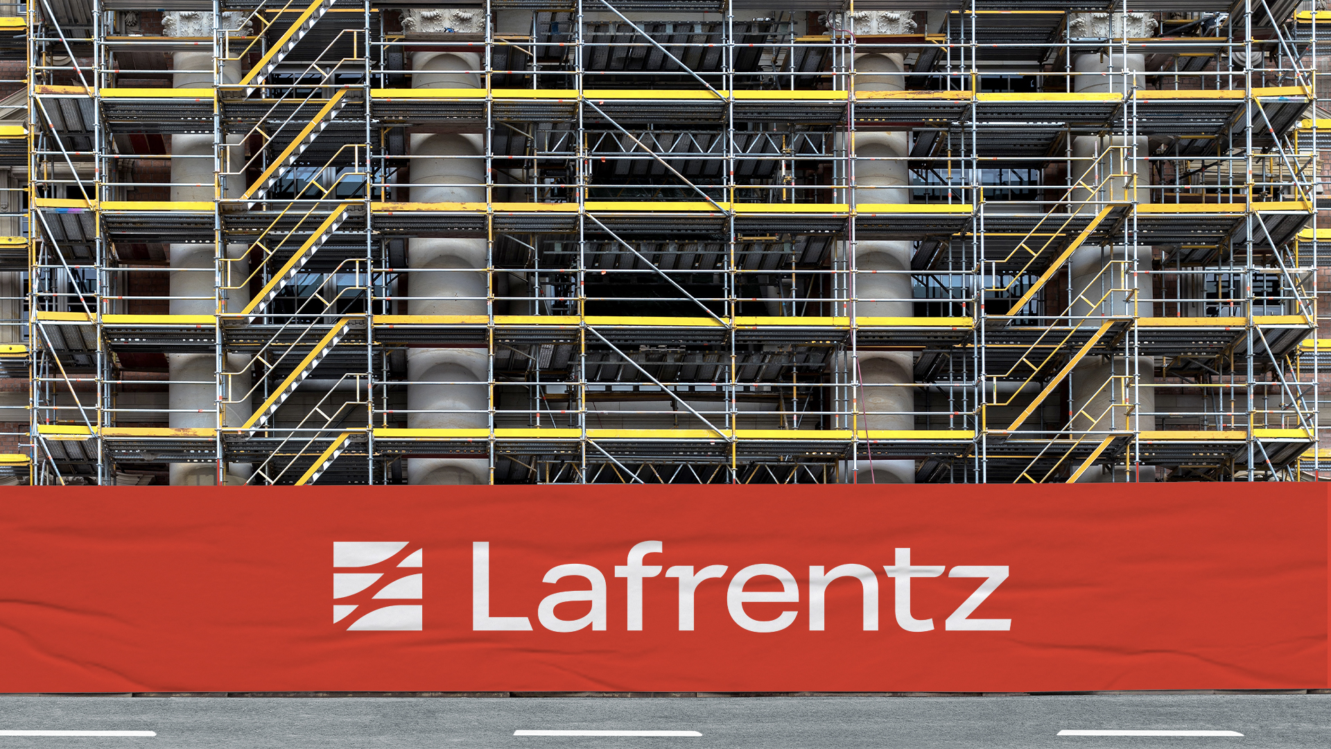 ogromny czerwony baner z logo lafrentz na ogrodzeniu budowy