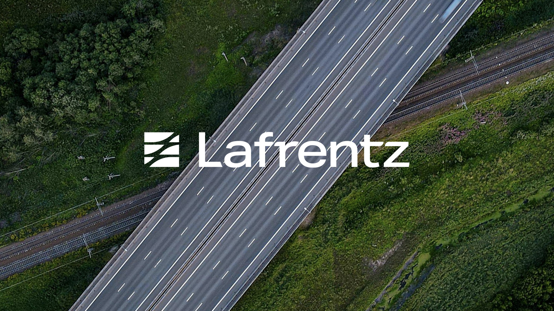 białe logo na tle ulicy widzianej z góry