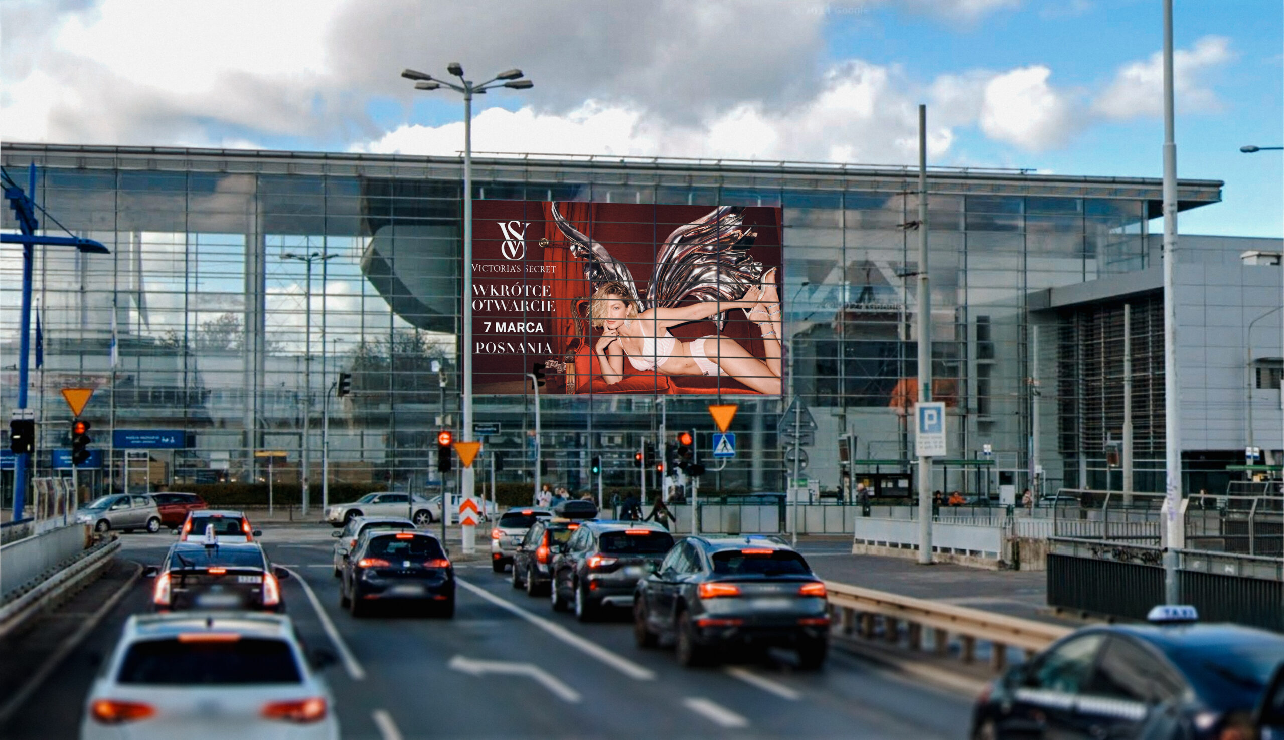 billboard z modelką Victoria's secret na elewacji budynku targów poznańskich