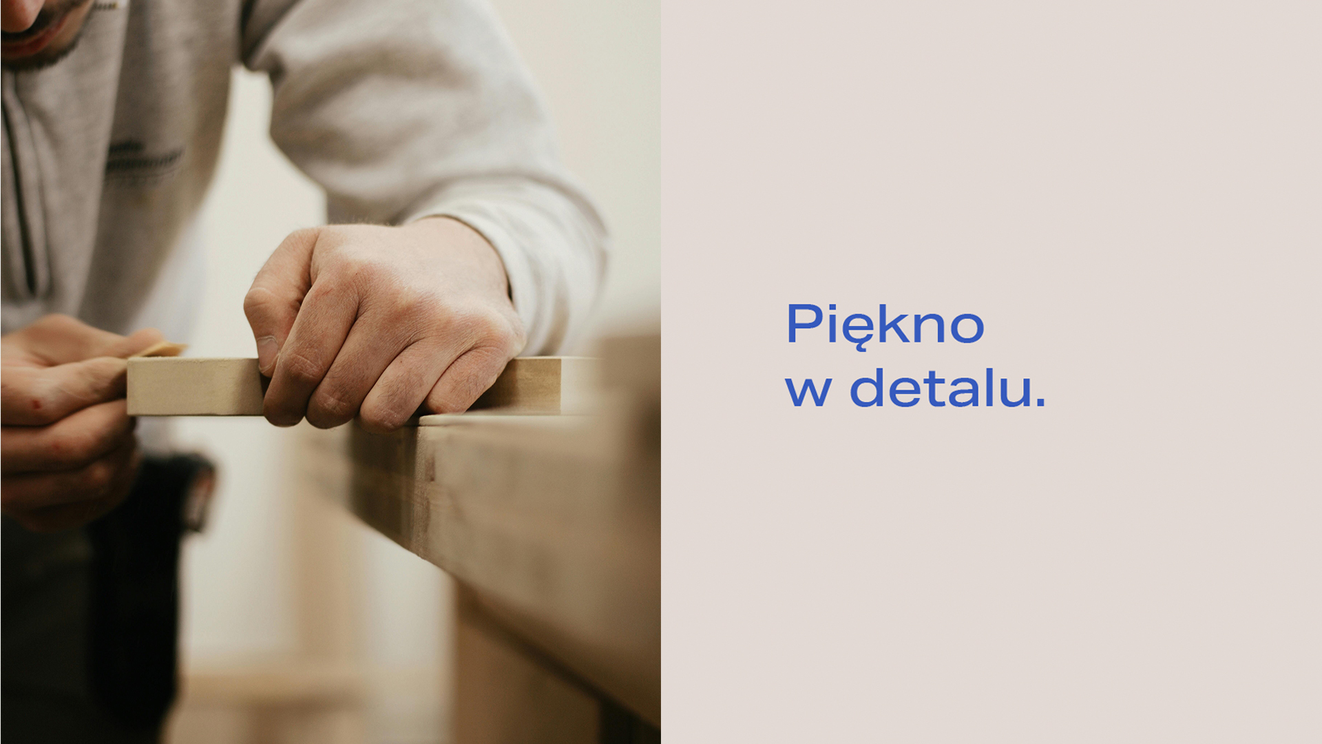 zdjęcie pracujących dłoni ślusarza i niebieskie hasło 