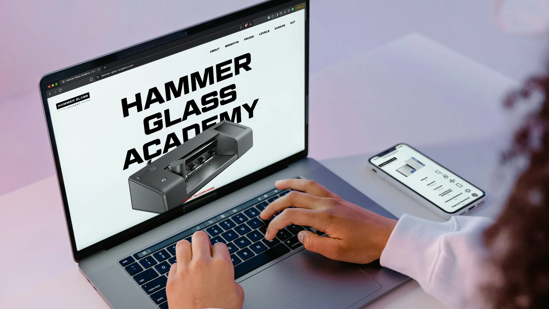 Kobieta uczestnicząca w Hammer Glass Academy.