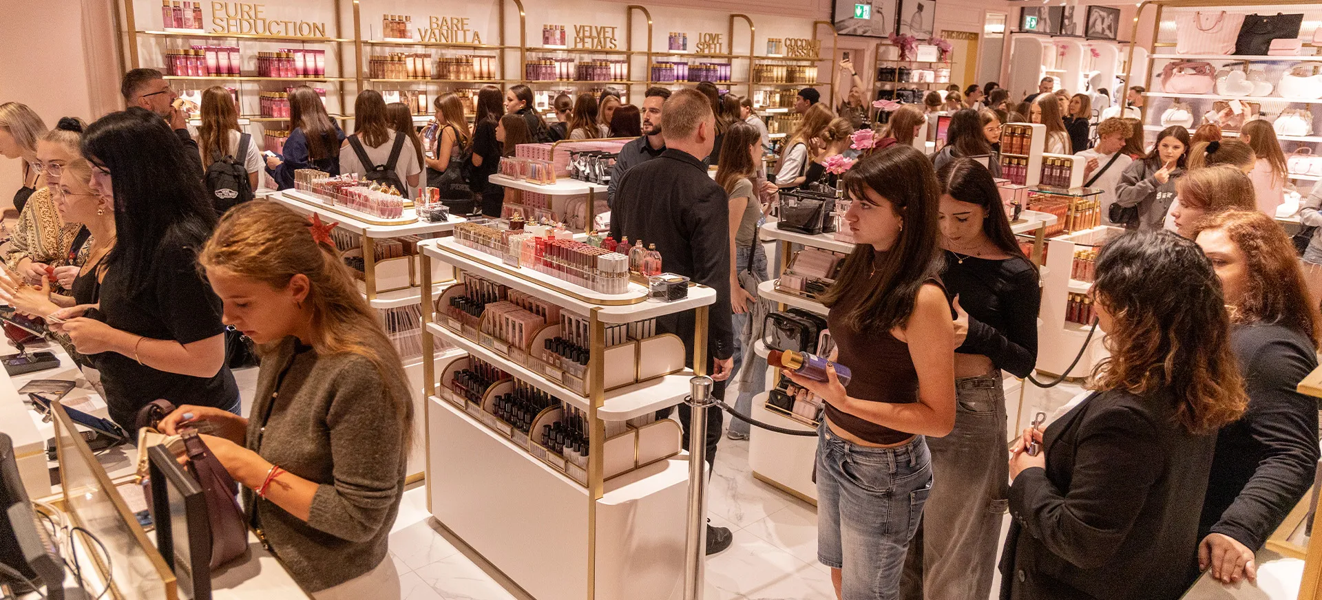 Tłumy klientów w trakcie otwarcia butiku Victoria's Secret