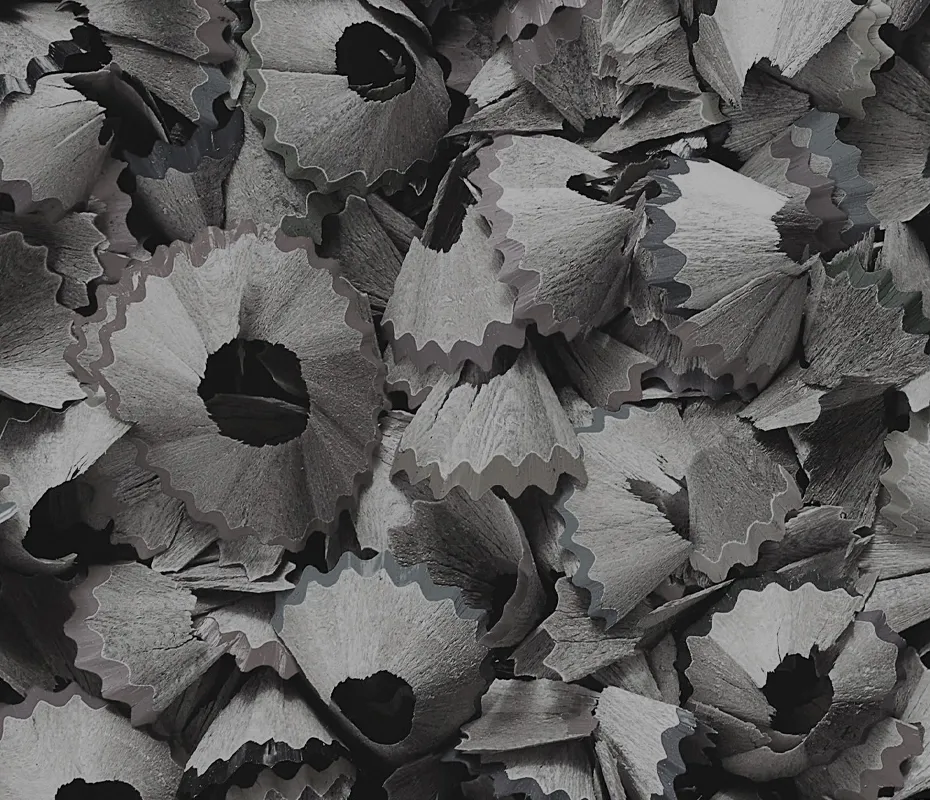 Dłonie trzymające narzędzia artystyczne